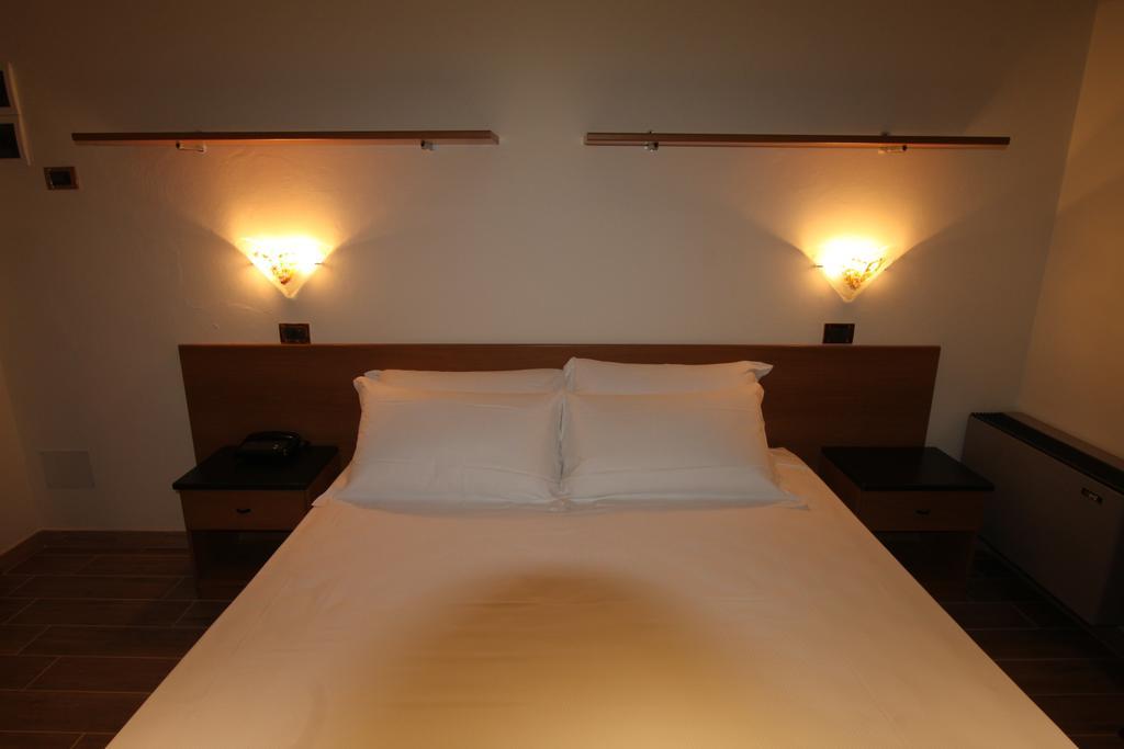 Street Hotel Comacchio Room photo
